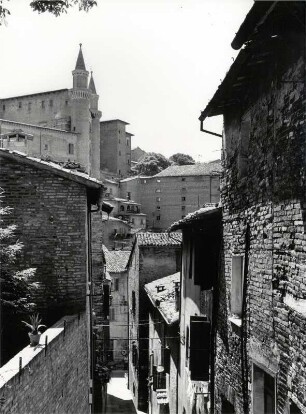 Blick aus einer Altstadtgasse auf den Herzogspalast, Urbino