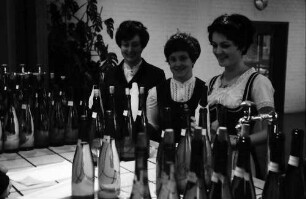 Freiburg: Weinbauinstitut; Badische Weinkönigin mit Prinzessinen, vor Flaschen