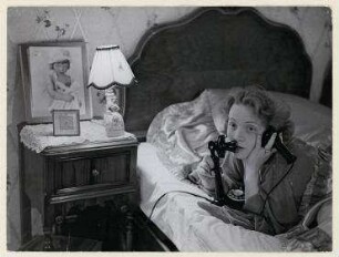 Marlene Dietrich telefoniert aus Hollywood mit ihrer Tochter in Berlin. Marlene Dietrich