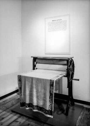 Serviettenfaltkunst. Dresden-Pillnitz, Kunstgewerbemuseum. 2007.06.30-10.31. Raumaufnahme mit Faltarbeiten von J. Sallas