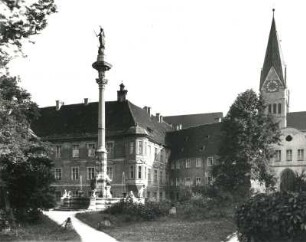 Eichstätt, Marienbrunnen : Eichstätt. Residenzplatz mit Marienbrunnen und dem Nord-Trum des Domes