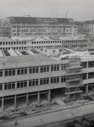 180° Panorama, Bild 3 von 5. Blick auf die Baustelle GSW-Hochhaus. Berlin-Kreuzberg, Markgrafenstraße