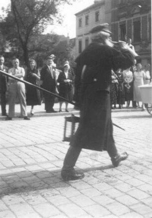 Abb. 39: Döbeln. Historischer Festumzug, Teilnehmer des Festzuges, als Nachtwächter verkleidet : Fotoalbum zum 3. Heimatfest der Stadt Döbeln vom 8. bis 10. Juni 1935. Mit Stadtmotiven und historischem Festumzug