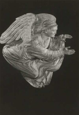 Triumphkreuzgruppe : Triumphkreuzgruppe. Detail: Engel des linken Dreipasses des Unterlagekreuzes. Eiche. um 1230/1235, Restaurierung 1966. Wechselburg, Stiftskirche