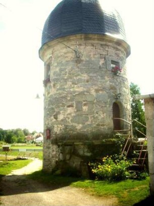 Stadtbefestigung - Stadtturm - Apothekerturm (runder Wehrturm) von Stadtseite - vermauerte Schießscharten-zu Wohnzwecken umgebaut