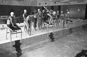 Schwimmunterricht für Schülerinnen und Schüler des Markgrafengymnasiums im Durlacher Hallenbad im Weiherhof