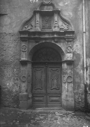 Blick auf Renaissance-Portal auf Westseite des Kühlen Brunnens