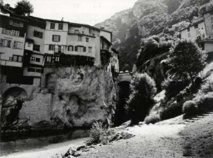 Unten die Bourne, darüber das auf Felsen gebaute Städtchen Pont-en-Royans, Vercors