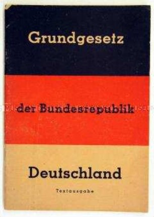 Broschüre mit dem Grundgesetz der Bundesrepublik