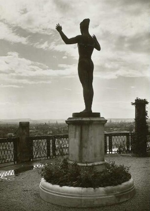 Sonnenanbeter : Dresden-Loschwitz. Schloss Eckberg, Terrasse. Sonnenanbeter (vor 1927; S. Schneider) mit Blick auf die östliche Stadt