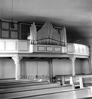 Evangelische Kirche: Innenraum: Orgel: vorn Gestühl