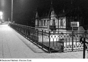 An der Loschwitzer Brücke ("Blaues Wunder"), rechts das Restaurant "Schillergarten"
