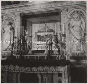 Rom, Kirche St. Peter in den Ketten, Ketten (Vincoli) in einem Glasbehälter unter dem Altar