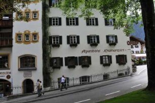 Ortsansicht in Mayrhofen : Straßenszene im größten Erholungsort des Zillertales. Aufgenommen in Mayrhofen (Tirol) am 24. Mai 2009