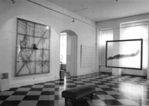 Dresden. Ausstellung "Wort und Weise. Exemplarisches aus der Sammlung Reiner Speck, Köln" im Georgenbau des Dresdner Schlosses vom 06.06.-22.08.1990. S. Polke geboren 1941, Der Ritter II, Polyester, Kunststoffsiegel, N. Toroni, geboren 1937, Pinselabdruck Nr. 50, Acryl, Leinwand, S. Polke ohne Titel - Blaue Blume, Polyester
