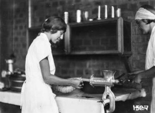 Frauen am Fleischwolf : Zwei Frauen stellen Wurst her