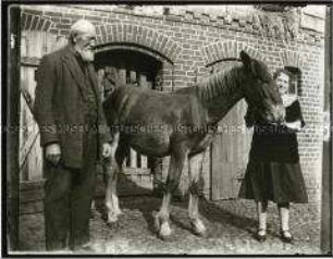 Mann und Frau mit Pferd