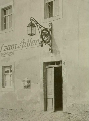 Gasthof zum Adler : Lampertswalde. Gasthof zum Adler, Sörnewitzer Straße 1. Portal und Fenster, Wirtshausausleger (Carl Großmann)