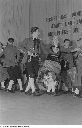 Auftritt einer am Bezirksausscheid der Volkskunstgruppen 1954 teilnehmenden Tanzgruppe