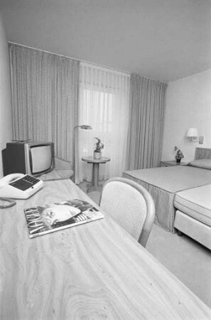 Hotel "Hilton international" am Mendelssohnplatz auf dem Gelände des ehemaligen Hotels am Theater in der Rüppurrer Straße