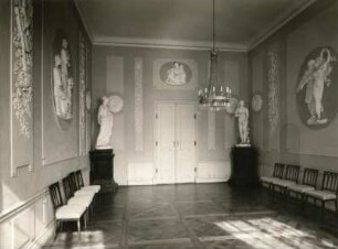 Rudolstadt, Schloßbezirk 1. Heidecksburg. Weißer Saal ((klassizistischer Raum); Ausstattungsentwurf F. Thierry). Raumaufnahme mit allegorischen Reliefs (F. Dölle) an den Wänden