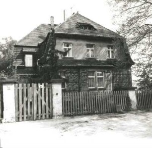 Dresden-Cossebaude, Meißner Straße 18. Wohnhaus (um 1910). Straßenansicht mit Einfriedung