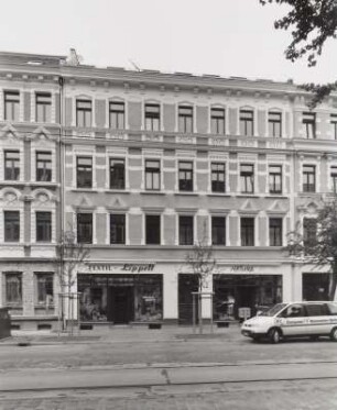 Wohnhaus mit Läden