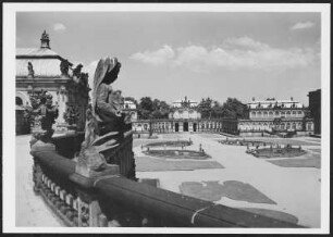 Dresden, Zwinger : Blick von der Langgalerie über den Zwingerhof zum Wallpavillon