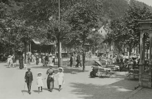 Bad Schandau, Kurkonzert : Bad Schandau. Kurkonzert auf dem Konzertplatz des Stadtparks. Blick von der Badallee von Süden gegen den rechten Kirnitzschhang