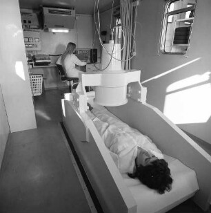 Karlsruhe. Kernforschungszentrum (heute: Forschungszentrum). Mit dem Ganzkörperstrahler kann festgestellt werden, ob radioaktive Stoffe in den menschlichen Körper eingedrungen sind