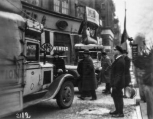 Expeditionsfahrzeuge vor Opel Filiale : Die Fahrzeuge der Schomburgk Expedition vor der Opel Filiale Eduard Winter in Berlin.
