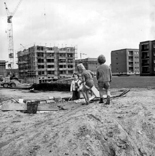 Stemwarde-Siedlung: Sandweg, Sandkamp, Sandhöhe: Wohnungsbau: Wohnblockbebauung der BEWOBAU Hamburg: links drei Wohnblocks im Rohbau mit Gerüsten und Baukränen: rechts zwei Wohnblocks nach Fertigstellung: im Vordergrund drei Kinder auf Sandhügel zwischen Baumaterial