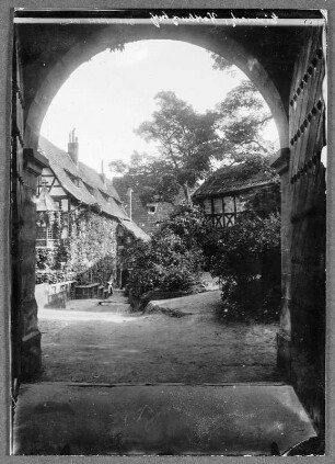 Blick in den ersten Wartburghof : Eisenach. Wartburg. Blick Richtung Torhaus