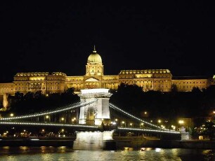 Budapest - Kettenbrücke und Burgberg beleuchtet : In der Dunkelheit werden die historische Donau-Kettenbrücke und die Gebäude auf dem Burgberg beleuchtet. Aufgenommen in Budapest am 13. Juni 2011