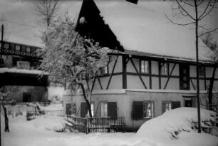 Fachwerkhaus im Oberdorf : heute: Hauptstr. 46; dahinter ehem. Götzel-Gut, bei beiden FW nicht mehr vorh.,
