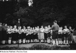 Auftritt eines Pionier- und FDJ-Ensembles