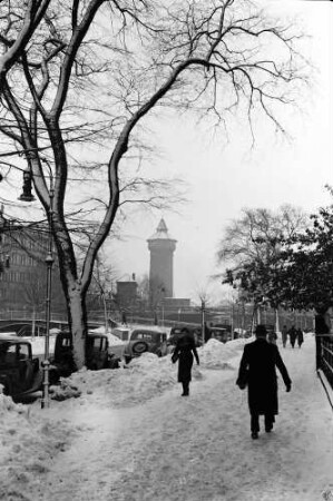 Berlin: Admiral vom Köster Ufer; Hintergrund runder Turm