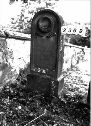 Grabstein 2369 (Index: 100097571) Maße HxBxT: 141x49x21 cm Symbolik: Trauerkranz: Grabstein 2369