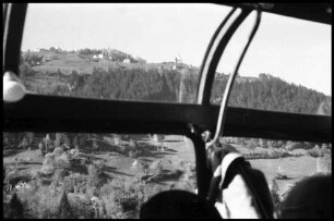 Prutz: im Inntal, durch die Seitenscheiben des Busses