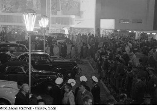 Besucher auf dem Ausstellungsgelände für Personenkraftwagen