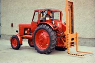 Hecklift TVE 3200 am Traktor Belarus