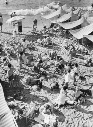 Urlaub an der Atlantikküste bei Saint-Jean-de-Luz. Gut besuchter Sandstrand. Typisch die Windzelte