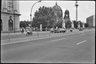 Durchfahrt einer Staatsdelegation vor dem Berliner Dom