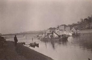 Meißen, Baggerschiff auf der Elbe