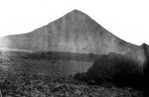 Pico do Fogo : Blick vom Tal auf den Pico do Fogo, den Gipfel der Vulkaninsel Fogo.