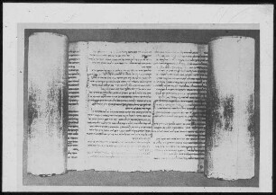 "Handschriften aus der Höhle": Die erste Jesaja-Rolle, aufgerollt bei Kol. 32-33 = Jes. 38,8-40,28 [Qumran-Funde]