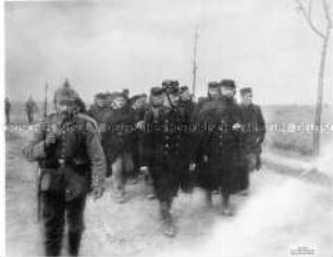 Kriegsgefangene Belgier auf einer Landstraße