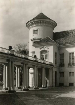 Rheinsberg (Mark). Schloss (ehemaliges Sanatorium "Helmut Lehmann"). Westende des Nordflügels (Hofseite) mit Rundturm, zweigeschossigem Vorbau und Galerie (von Südosten)