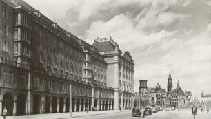 Dresden-Altstadt, Altmarkt. Westseite mit Wohn- und Geschäftshäusern und Warenhaus "Howa" (Warenhaus "Centrum"). Blick zur Schlossruine