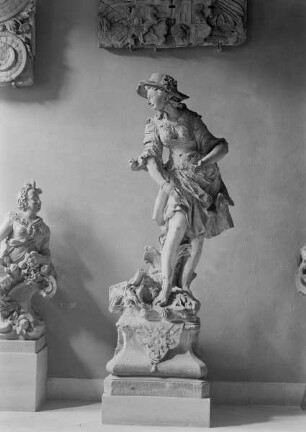Gartenfigur des Juli aus Schloß Seehof bei Bamberg
